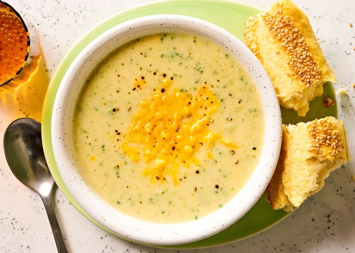 Broccoli and cheese cream soup